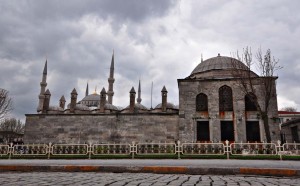 Ramazan Bedük'ün objektifinden Sultanahmet Medresesi'nin restorasyon öncesi çekilmiş fotoğrafı... ( www.biristanbulhayali.com )