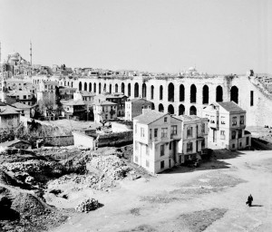 Fotoğrafın sol tarafında caminin minaresi görünüyor. Nicholas V. Artamonoff. 1936 