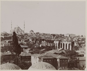 Bozdoğan Kemeri fotoğrafında cami solda görünüyor.  Gülmez Biraderler. 1890'lı yıllar.