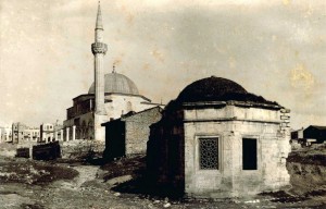 1939 - Caminin hemen alt kısmında yer alan Neccarzade Türbesi