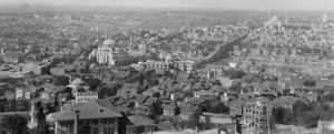 Bosdoğan Kemeri'nin diğer tarafında Firıuz Ağa Camii görünüyor.  LOC Arşivi.