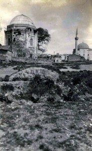 1938 - Türbenin ön tarafında bir sarnıç kalıntısı görülüyor. Arkada Neccar Dede Türbesi ve Bali Paşa Camii