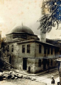 Çeşmenin karşısında bulunan Yavuz Er Sinan Camii'nin 1939 yılındaki fotoğrafı. Bu fotoğrafta da türbe görünmüyor.