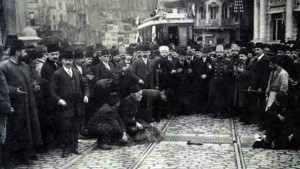 İstanbul'da elektrik üretimi başlaması ile ilk elektrikli tramvay hizmete girer (1914 - Galata Köprüsü)